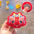 Schattige rode pluche leeuwendans broche met borduurwerk en metalen veiligheidsspeld achter - Rode Draak / Rood