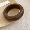 Minimalistischer breiter dunkelbrauner Harz-Armreif mit hochglanzpoliertem Finish - Kaffee Marmormuster