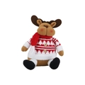 Peluche di renna natalizia con maglione a righe e sciarpa rossa seduto su sfondo bianco - Alce / Pezzo Singolo