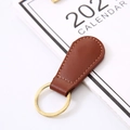 Magnetischer Schlüsselanhänger aus braunem PU-Leder mit goldenem Metallring und Naht - Braun