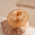Dettaglio di un bracciale a molla dorato geometrico su una superficie in pietra - Oro