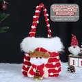 Pochette cadeau de Noël tricotée rouge et blanche avec Père Noël 3D et cloches dorées - Velours Flocon de Neige Tricoté (Père Noël) / Rouge