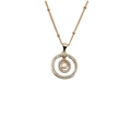 Detail van gouden ketting met dubbele ring hanger en een schitterend planetenmotief - Planeet Stijl