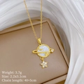Détail macro du collier planète en or avec nacre et pendentif étoile sur coffret bijoux - Or (H354 Chaîne en Acier Inoxydable Pendentif en Cuivre Micro-serti)