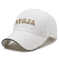 Weiße Baseballkappe mit goldener NY&JA-Stickerei und strukturiertem Jacquard-Muster - Verstellbar / Weiß