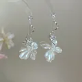 Détail de boucles d'oreilles pendantes avec pétales blancs, spirales et zircons clairs - Argent & Blanc (15#)