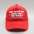 Detail der roten Trucker-Cap mit weißem Textdruck und atmungsaktivem Mesh-Rücken - Rot
