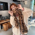 Detalle de bufanda de punto con estampado de leopardo y chaqueta de invierno de moda - Amarillo Tierra