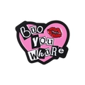 Spilla in smalto a forma di cuore rosa e nero con testo e motivo a labbra rosse - Forma di Cuore Lettere (BOO YOU WHORE)