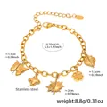 Detailansicht des goldenen Edelstahlarmbands mit Schmetterlings- und Sonnenanhängern - Goldenes DIY-Multicharm-Fußkettchen (S008) / 16+5cm