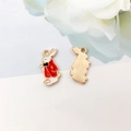 Ciondolo coniglio bianco smaltato con giacca rossa per creazione gioielli fai da te - Signor Coniglio Bianco 9x16mm