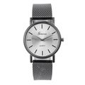 Gros plan d'une montre à quartz Geneva avec cadran argenté et bracelet en maille noire - Blanc Gunmetal