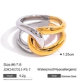 Detail eines zweifarbigen Edelstahlrings mit 1,25 cm Breite und geometrischem Design - US 7 / Gold und Silber Zweifarbig