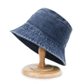 Cappello bucket in denim blu scuro lavato con occhielli metallici su supporto legno - M (56-58cm) / Denim Lavato Blu Navy