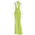 Detail van elegante felgroene maxi-jurk met halternek, diepe V-hals en plooien - M / Groen