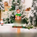 Albero di Natale in legno da tavolo con motivi festivi e auguri di buone feste - Gnomo con Cappello Verde