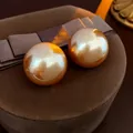 Retro goldene Kugelperlen-Ohrstecker mit Hochglanz-Finish auf braunem Samt - Gold