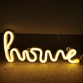 Detalle del letrero de neón home amarillo cálido para decoración de dormitorios - Doble uso de batería y USB / Blanco cálido
