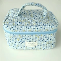 Detail van blauw-wit geruite gewatteerde katoenen make-uptas met gele stippen en handvat - Blauw Geblokte Polkadots
