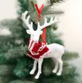 Weiß geflockte Weihnachtsrentier-Deko mit gestreiftem Schal am grünen Tannenbaum - Stil C (Weißes Rentier mit rot-weißem Schal)
