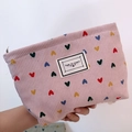 Rosafarbene Cord-Kosmetiktasche mit Herz-Stickerei und Time to Party Etikett - Rosa Mit Kleinen Herzen