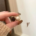 Detalle de pendientes retro con estampado de leopardo y perla blanca con marcos dorados - 5# Aro Oro Café Leopardo Perla Corona