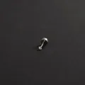 Pendiente de acero de titanio con piedra de circón brillante engastada en cuatro puntas - Tornillo de fondo plano / 2mm / Color Acero