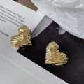 Makroaufnahme goldener Herzohrringe mit einzigartiger Faltenstruktur und Metallglanz - Gold (S925 Silberstift)