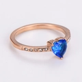 Nahaufnahme von herzförmigem blauen Zirkon und kleinen Diamanten auf Roségold-Ring - US 7 / Roségold (Blauer Zirkonia)