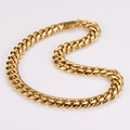 Dettaglio macro della catena cubana in acciaio inossidabile dorato con maglie spesse - Collana Color Oro 18mm