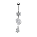 Détail d'un piercing de nombril coeur argenté avec zircons ronds sur fond blanc pur - Cœur et Goutte / Argent