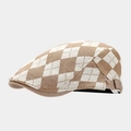 Detail der verstellbaren Metallschnalle und Argyle-Karo-Stoff auf der Vintage-Mütze - Verstellbar / Khaki