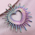 Regenboog roestvrijstalen zonne-hart hanger accessoire met iriserende metallic afwerking - Regenboog