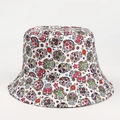 Gedetailleerde opname van een witte vissershoed met kleurrijke schedels en bloemenprints - M (56-58cm) / Witte Kleurrijke Schedel en Bloemen