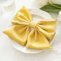 Barrette nœud en satin jaune avec perles blanches sur un fond esthétique élégant - Jaune