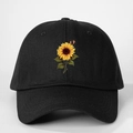 Dettaglio della stampa girasole e farfalla su cappello da baseball nero - Taglia unica / Nero