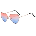Occhiali da sole retrò a cuore in metallo con lenti sfumate rosa e blu su sfondo bianco - Montatura Oro Sfumato Rosso Blu