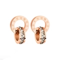 Détail du collier pendentif double anneau romain en or rose 18K avec cristaux clairs - Boucles d'oreilles clous double anneau romain / Or rose
