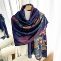 Écharpe en soie bleu marine et violette avec feuilles de ginkgo et motifs floraux - Lys Bleu Foncé (Style 4)