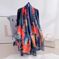 Elegante sciarpa in seta blu scuro con stampe floreali rosse vivaci e drappeggio morbido - Blu