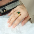 Anello vintage con pietra verde smeraldo e fascia a spirale dorata da donna al dito - US 8 / Oro - Pietra di Vetro Verde