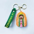 Llavero de caricatura de la Virgen de Guadalupe con correa verde y broche dorado - Pose de Pie