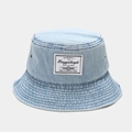 Dettaglio cappello bucket in denim lavato azzurro con etichetta vintage e occhielli - M (56-58cm) / Azzurro
