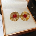 Detalle de pendientes retro dorados con esmalte rojo y textura radial rizada - Dorado Rojo Ovalado