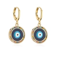 Nahaufnahme von vergoldeten Evil-Eye-Ohrringen mit Zirkonia und blauen Emaillendetails - Gold Rundes Böses Blick