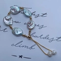 Elegant baroque pearl bracelet with gold beads and adjustable sliding clasp closure - White