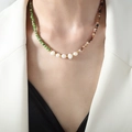 Collana fatta a mano con pietre turchesi e perle d'acqua dolce indossata da modella - P1742-Collana in Pietra Naturale Verde-40+5cm / Oro/Verde/Bianco