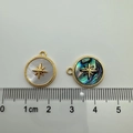 Confronto dimensioni ciondoli a sole placcati oro 18K con conchiglia e abalone - Stella Ottagonale Oro (Conchiglia Bianca)