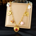 Dettaglio di una collana placcata in oro con ciondoli in ceramica a cuore e fungo - Collana Pezzo Singolo (N3648) / Oro