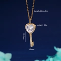 Collana chiave a cuore dorata con zirconi e catena 40+5cm su sfondo blu - Chiave Oro Bianco